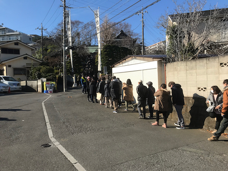 People lined up along the street to get into Shirahata Hachiman Daijin jinja